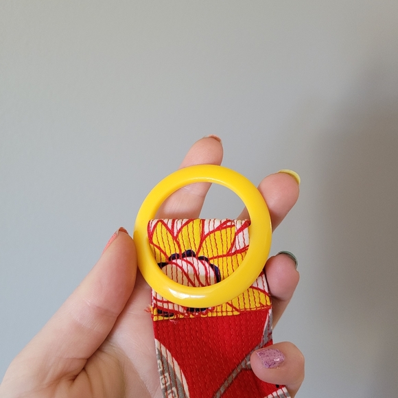 Red fabric floral belt with yellow retro buckle - Picture 4 of 7